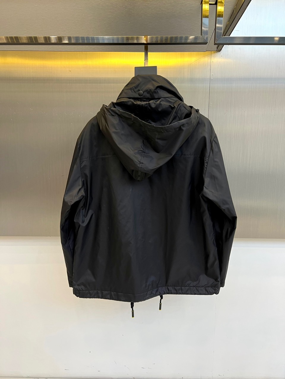 MON蒙口、2025秋冬新品连帽夹克外套，以纯净白色演绎现代都市运动美学。连帽设计搭配可调节抽绳，增强实