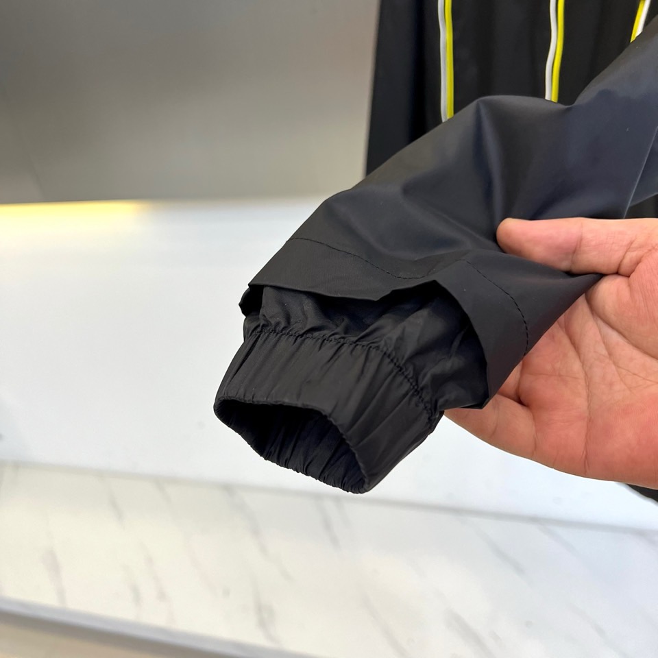 MON蒙口、2025秋冬新品连帽夹克外套，以纯净白色演绎现代都市运动美学。连帽设计搭配可调节抽绳，增强实