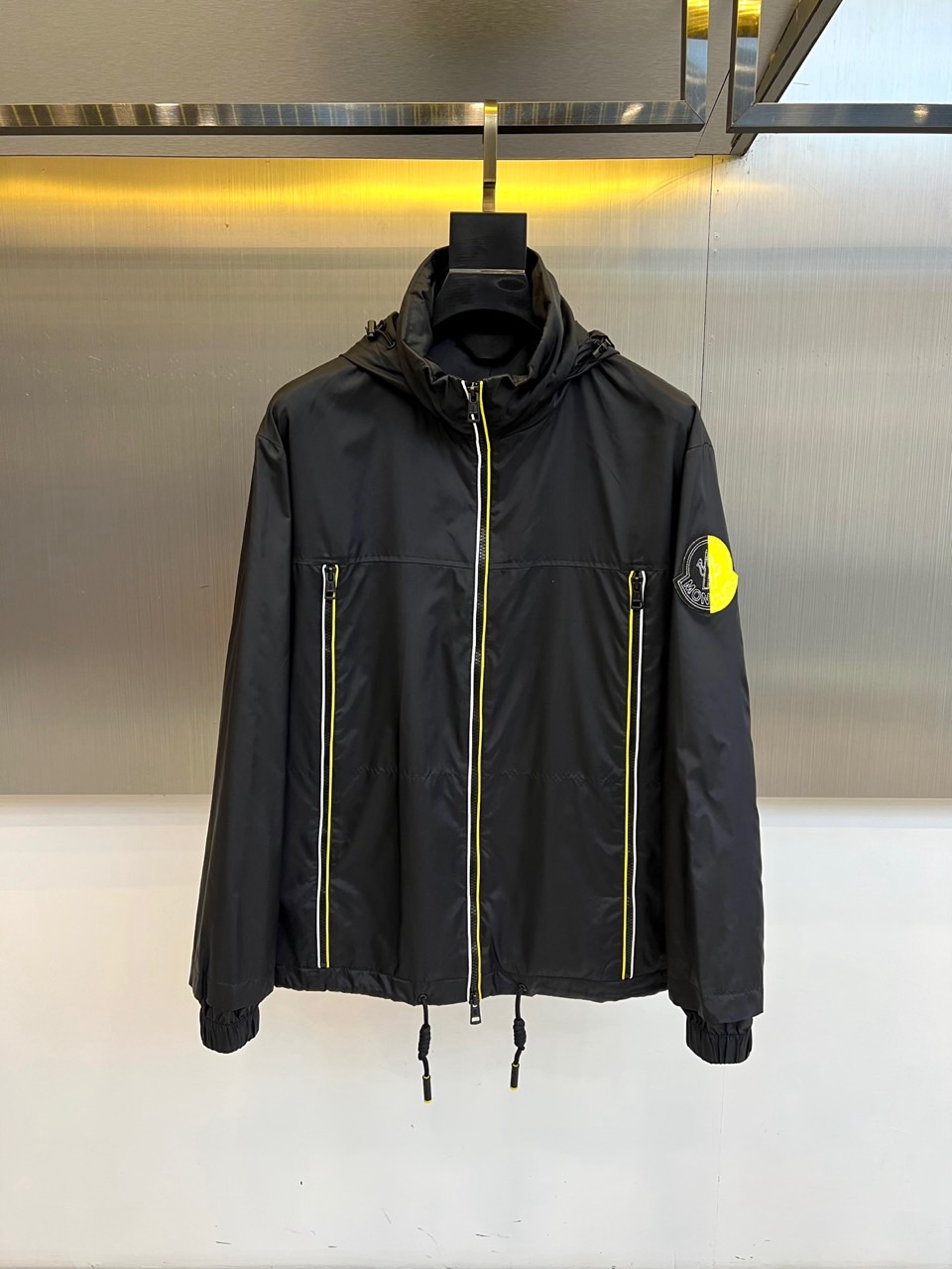 MON蒙口、2025秋冬新品连帽夹克外套，以纯净白色演绎现代都市运动美学。连帽设计搭配可调节抽绳，增强实