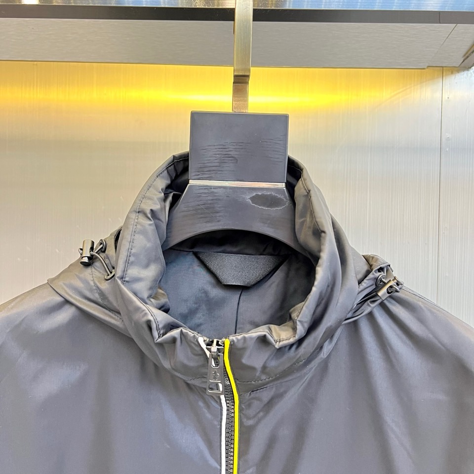 MON蒙口、2025秋冬新品连帽夹克外套，以纯净白色演绎现代都市运动美学。连帽设计搭配可调节抽绳，增强实