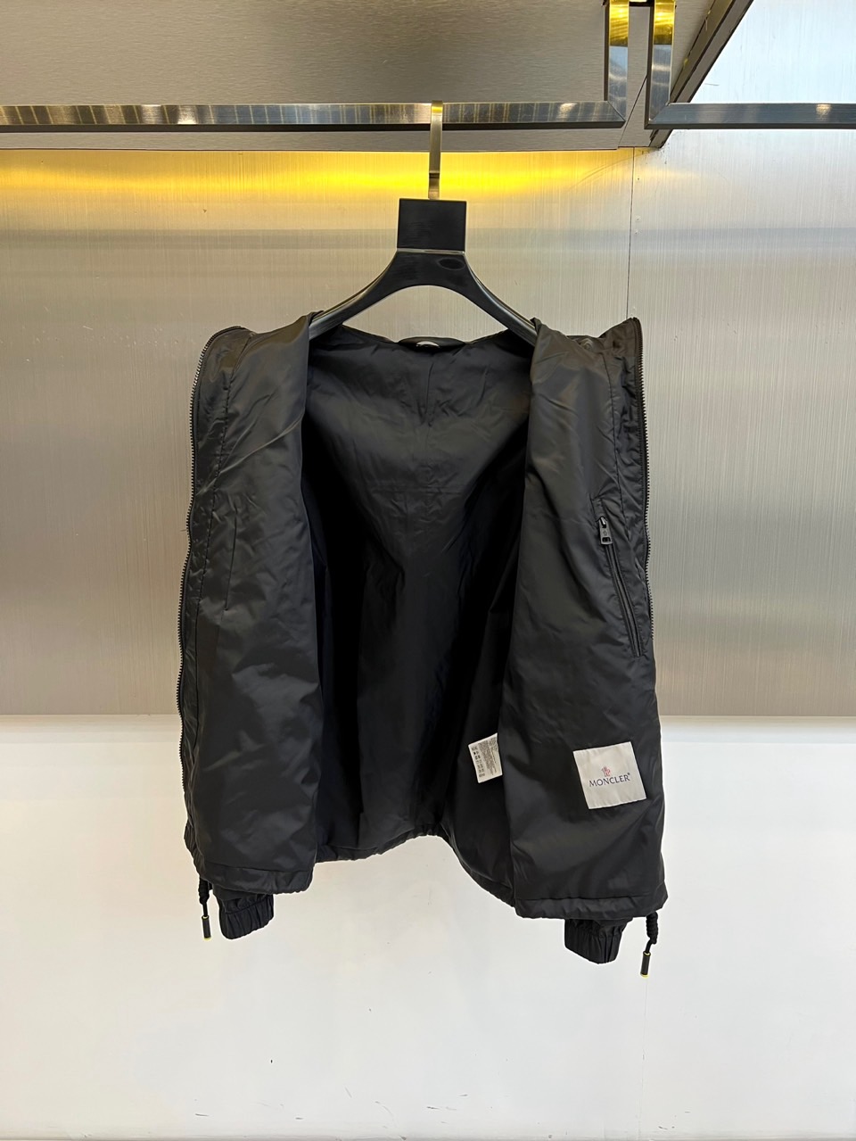 MON蒙口、2025秋冬新品连帽夹克外套，以纯净白色演绎现代都市运动美学。连帽设计搭配可调节抽绳，增强实