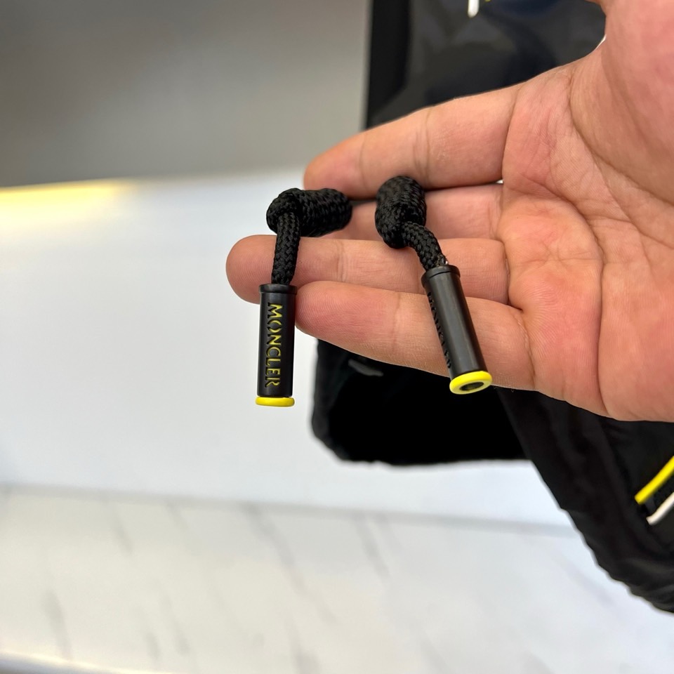 MON蒙口、2025秋冬新品连帽夹克外套，以纯净白色演绎现代都市运动美学。连帽设计搭配可调节抽绳，增强实