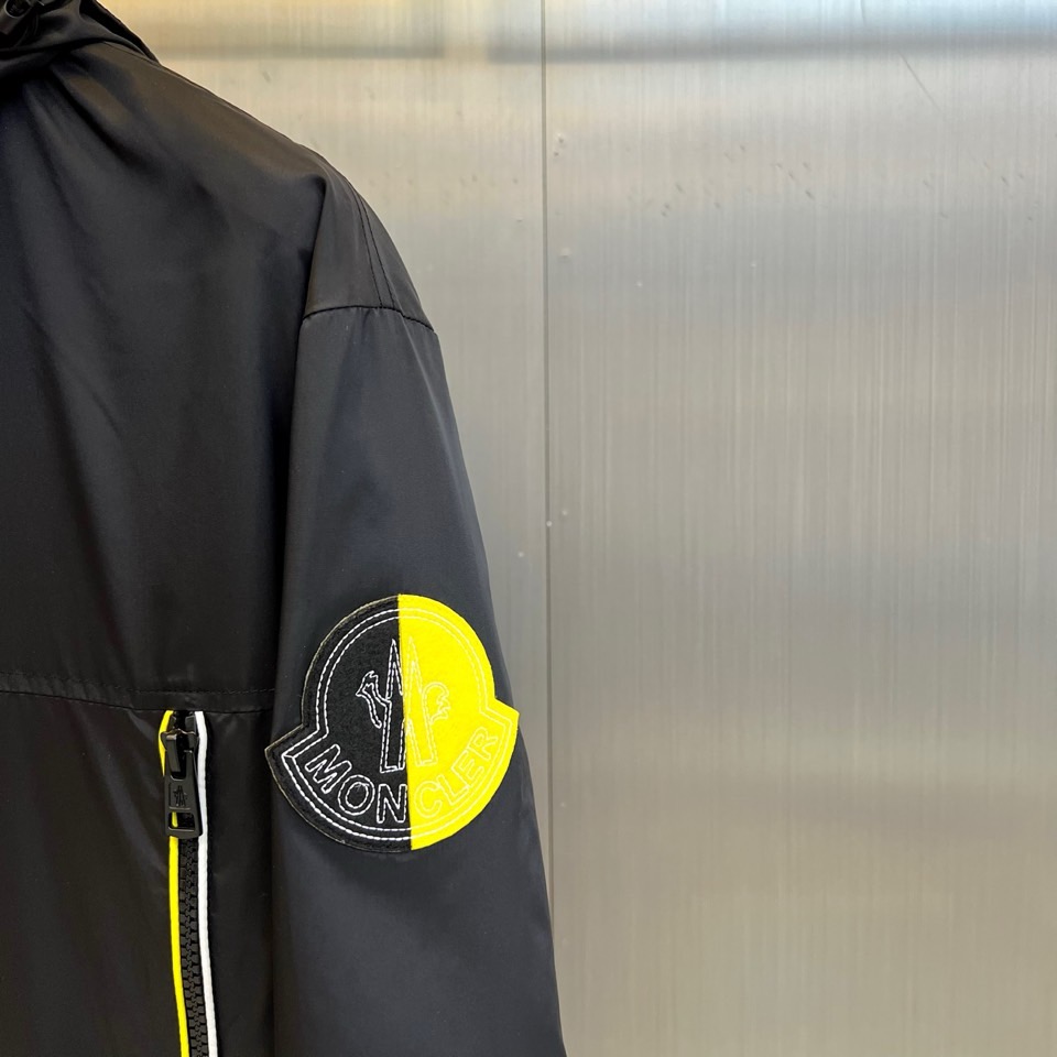 MON蒙口、2025秋冬新品连帽夹克外套，以纯净白色演绎现代都市运动美学。连帽设计搭配可调节抽绳，增强实