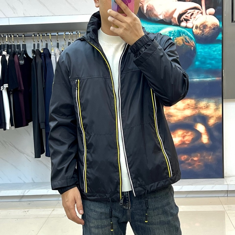 MON蒙口、2025秋冬新品连帽夹克外套，以纯净白色演绎现代都市运动美学。连帽设计搭配可调节抽绳，增强实