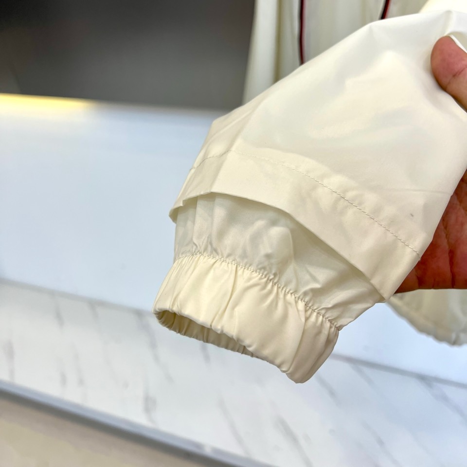 MON蒙口、2025秋冬新品连帽夹克外套，以纯净白色演绎现代都市运动美学。连帽设计搭配可调节抽绳，增强实