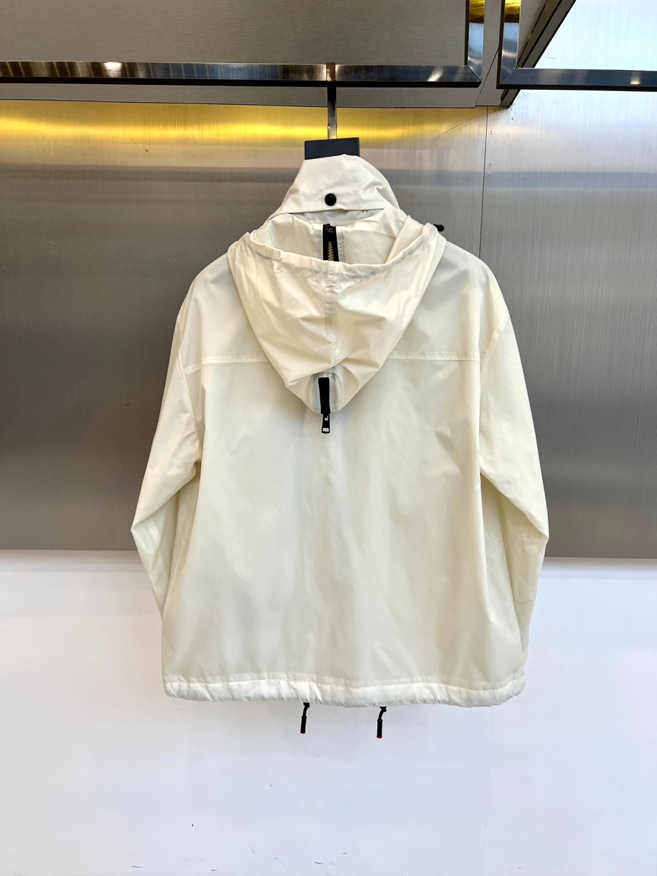 MON蒙口、2025秋冬新品连帽夹克外套，以纯净白色演绎现代都市运动美学。连帽设计搭配可调节抽绳，增强实