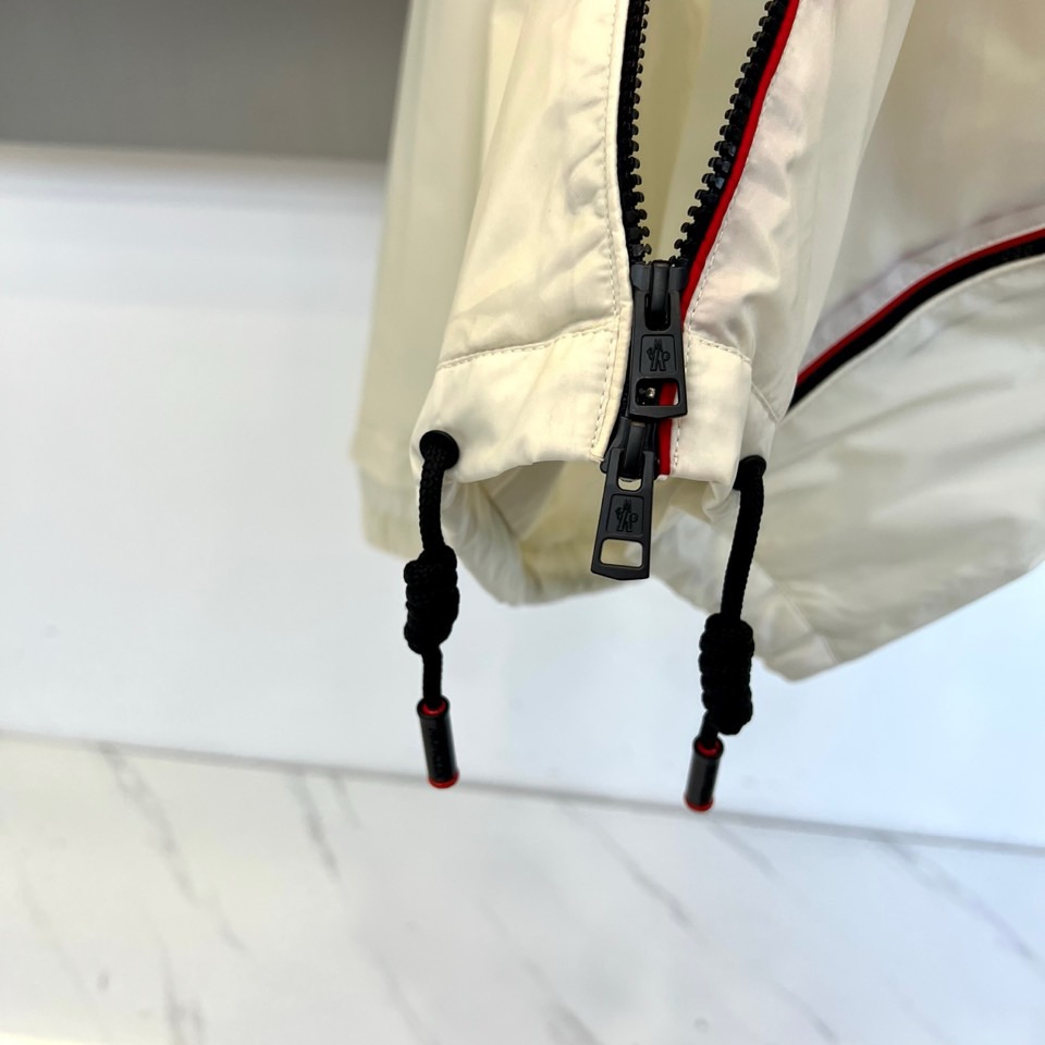 MON蒙口、2025秋冬新品连帽夹克外套，以纯净白色演绎现代都市运动美学。连帽设计搭配可调节抽绳，增强实