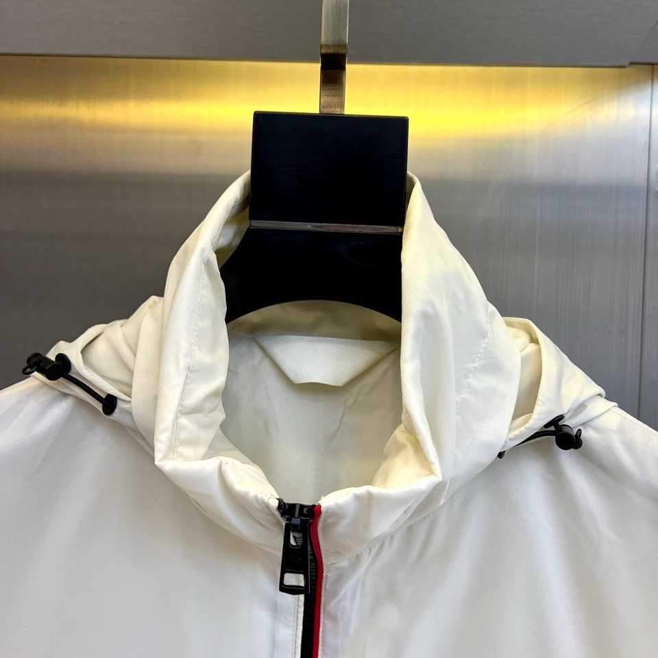 MON蒙口、2025秋冬新品连帽夹克外套，以纯净白色演绎现代都市运动美学。连帽设计搭配可调节抽绳，增强实