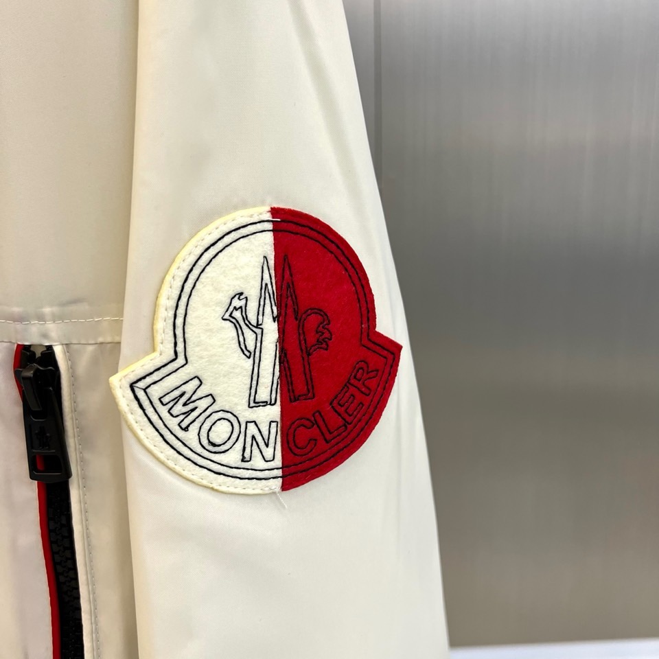 MON蒙口、2025秋冬新品连帽夹克外套，以纯净白色演绎现代都市运动美学。连帽设计搭配可调节抽绳，增强实