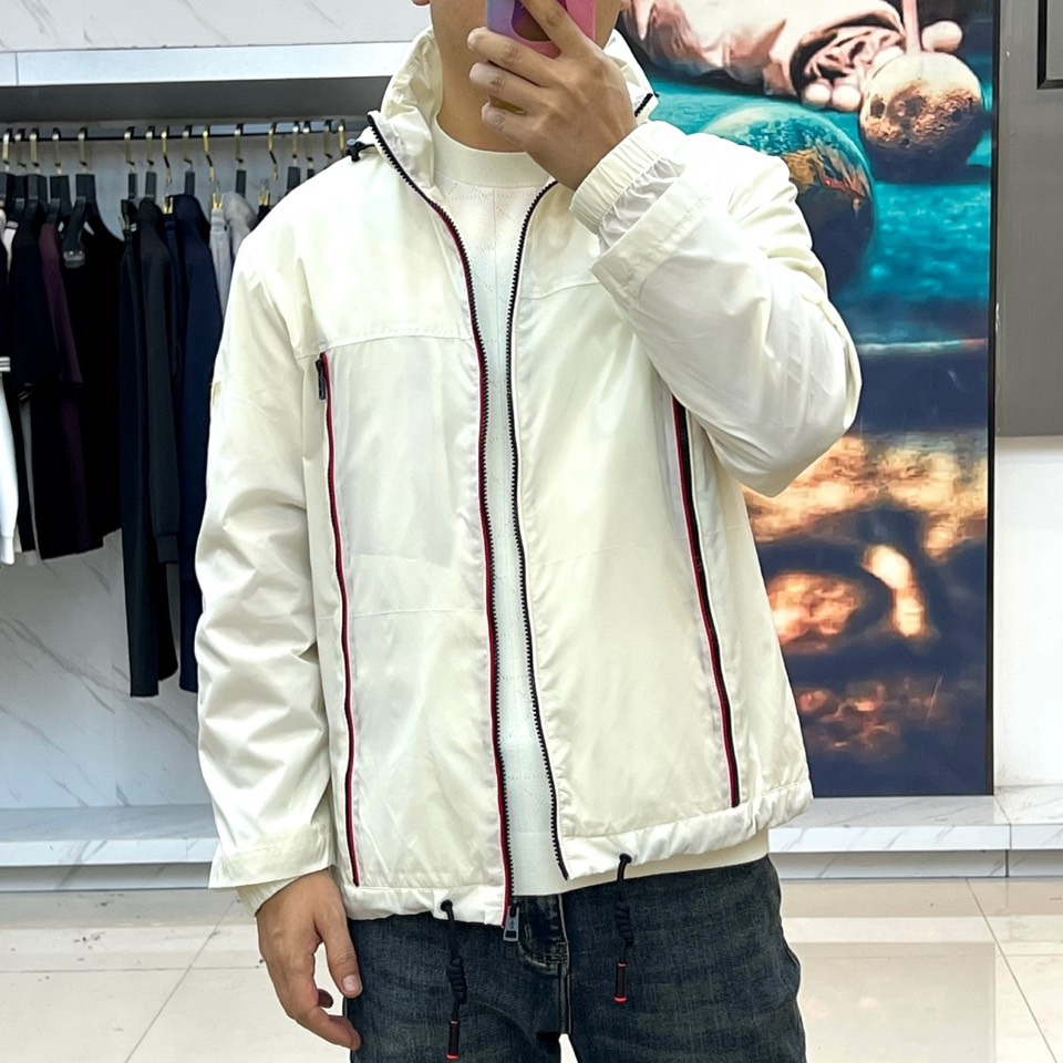 MON蒙口、2025秋冬新品连帽夹克外套，以纯净白色演绎现代都市运动美学。连帽设计搭配可调节抽绳，增强实