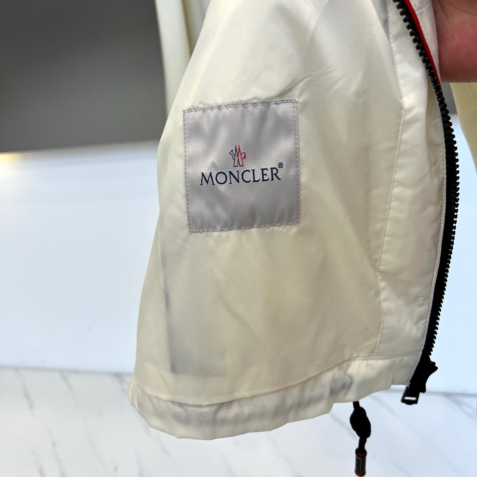 MON蒙口、2025秋冬新品连帽夹克外套，以纯净白色演绎现代都市运动美学。连帽设计搭配可调节抽绳，增强实