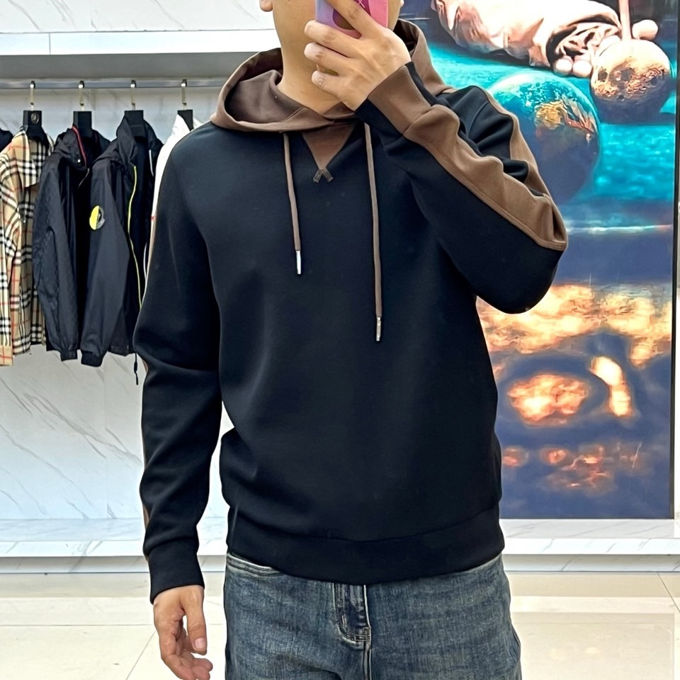 Zegna杰尼亚、2025秋冬新品连帽卫衣,以米白色与深棕色撞色设计演绎现代绅士风尚。连帽款式搭配可调节