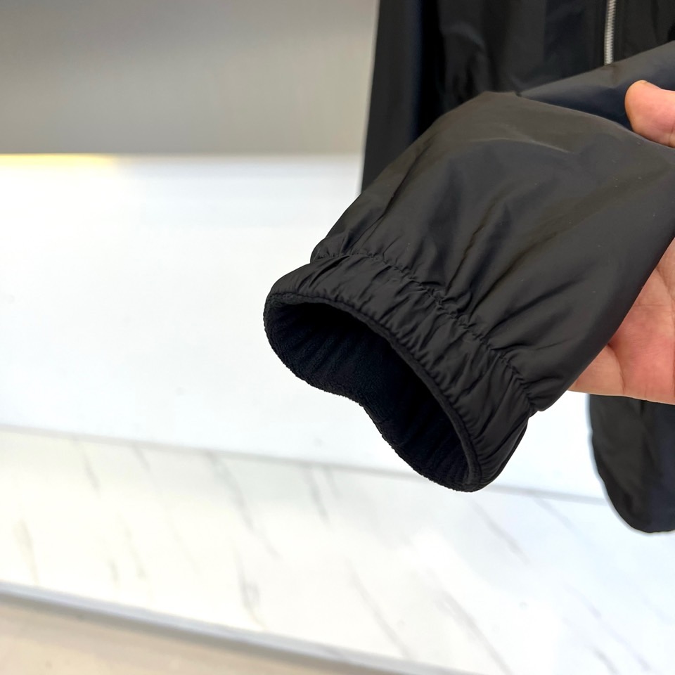 Prada普拉、【高品质】2025秋冬双面穿棉服，一衣双境，Prada 2025秋冬双面穿棉服，以颠覆性