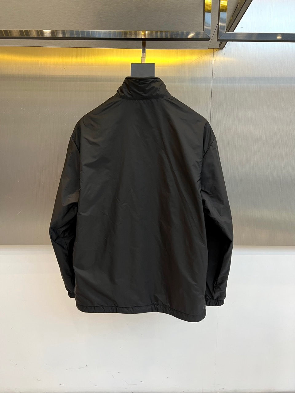 Prada普拉、【高品质】2025秋冬双面穿棉服，一衣双境，Prada 2025秋冬双面穿棉服，以颠覆性