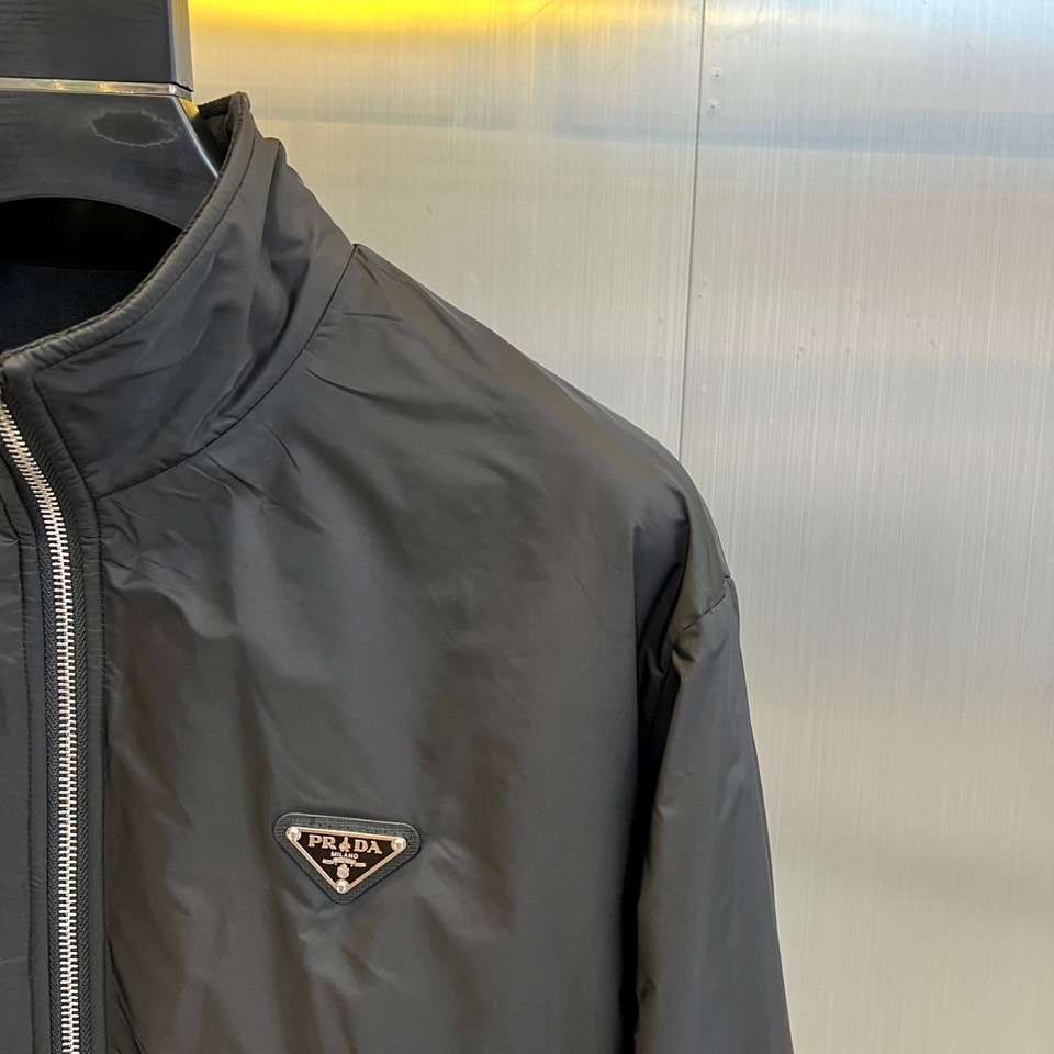 Prada普拉、【高品质】2025秋冬双面穿棉服，一衣双境，Prada 2025秋冬双面穿棉服，以颠覆性