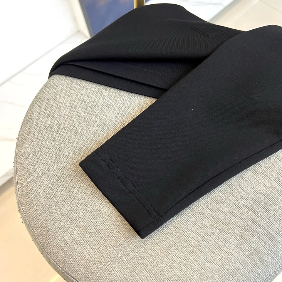 Prad普拉达、2025秋冬新品男士白色长袖T恤，以极简主义美学诠释现代奢华。本品采用320克莫代尔空气