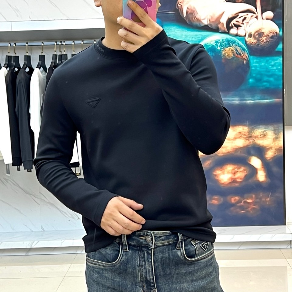 Prad普拉达、2025秋冬新品男士白色长袖T恤，以极简主义美学诠释现代奢华。本品采用320克莫代尔空气