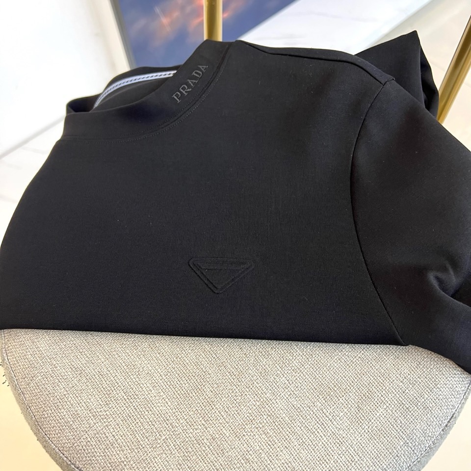 Prad普拉达、2025秋冬新品男士白色长袖T恤，以极简主义美学诠释现代奢华。本品采用320克莫代尔空气