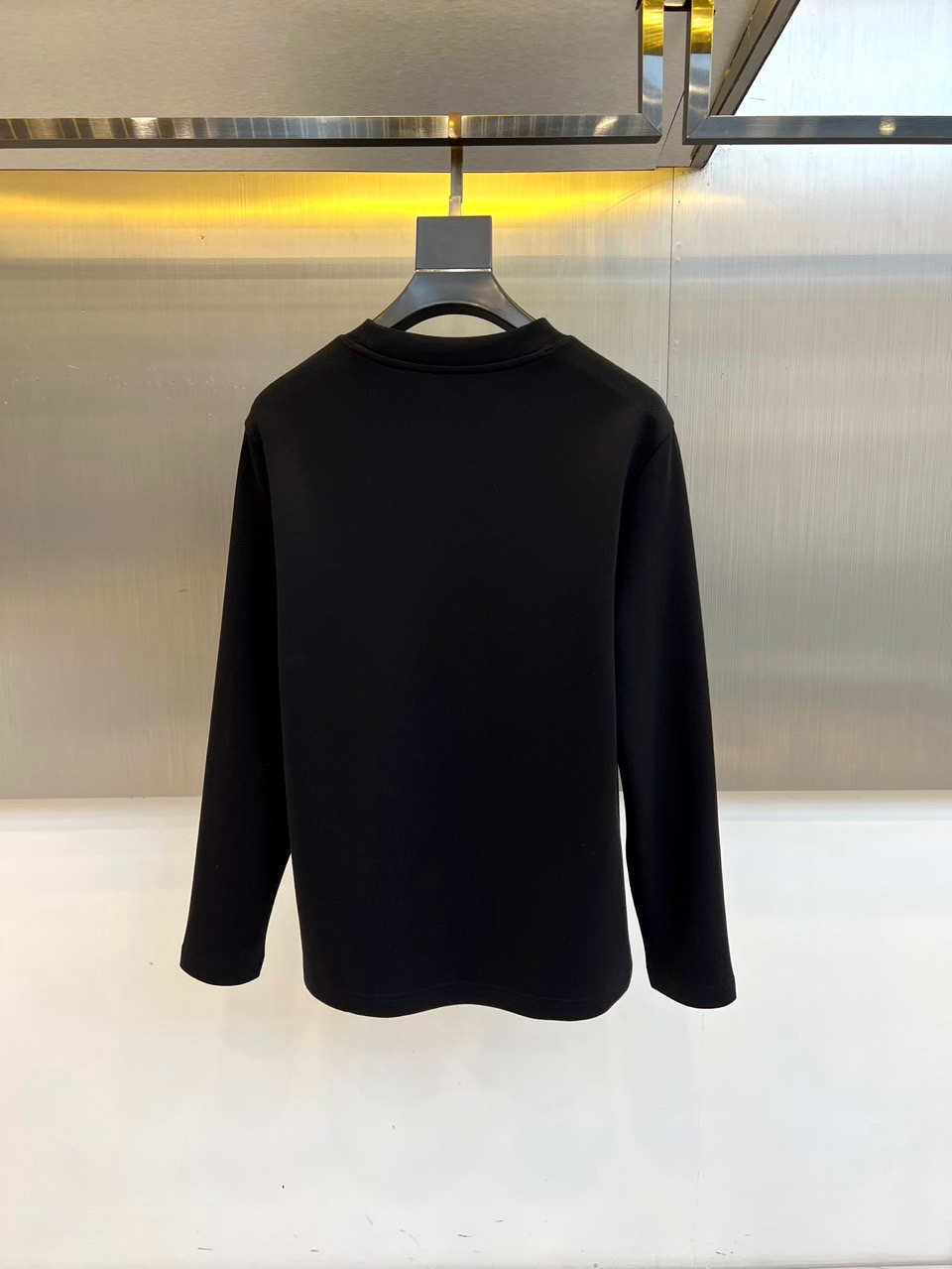 Prad普拉达、2025秋冬新品男士白色长袖T恤，以极简主义美学诠释现代奢华。本品采用320克莫代尔空气