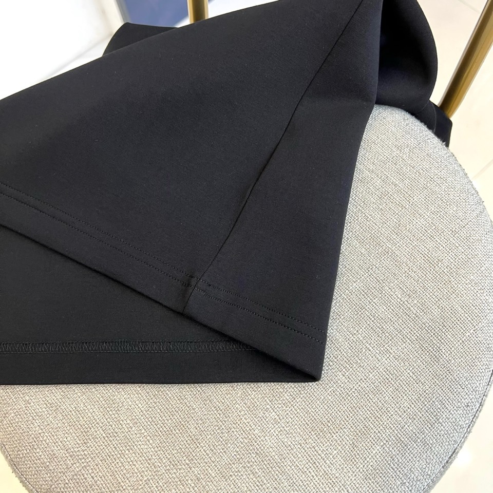 Prad普拉达、2025秋冬新品男士白色长袖T恤，以极简主义美学诠释现代奢华。本品采用320克莫代尔空气