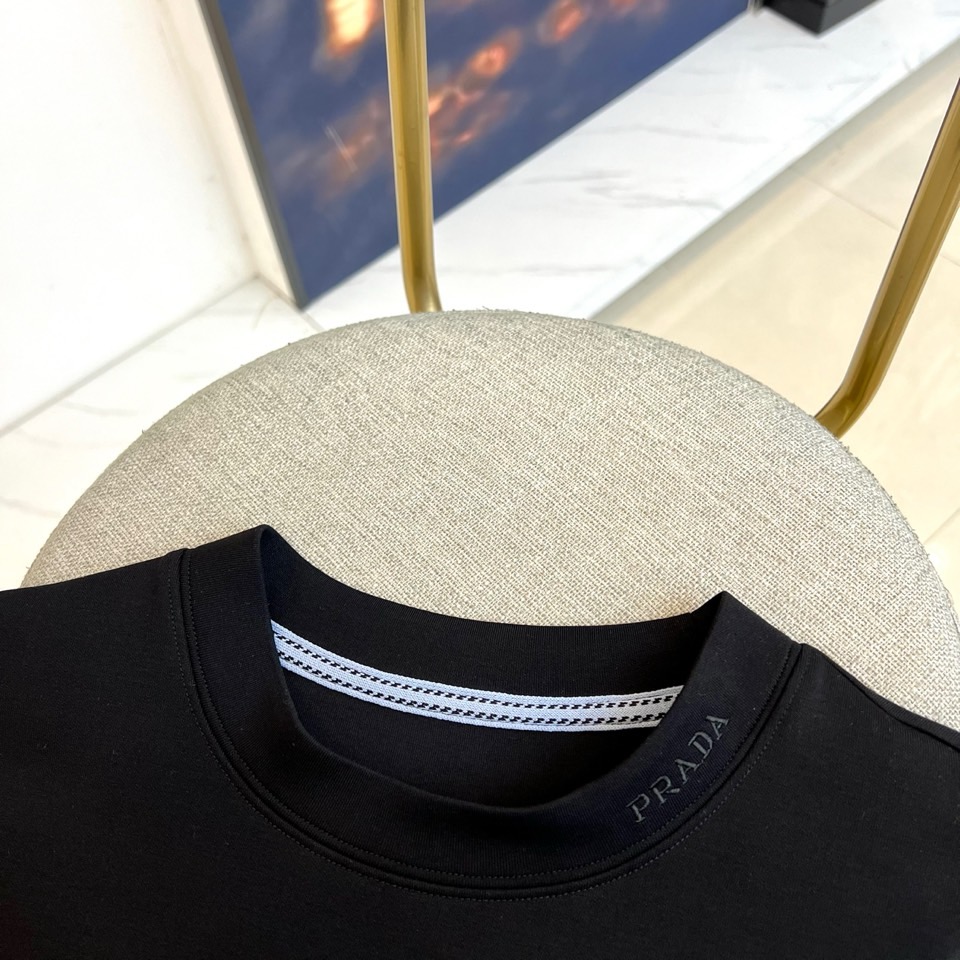 Prad普拉达、2025秋冬新品男士白色长袖T恤，以极简主义美学诠释现代奢华。本品采用320克莫代尔空气