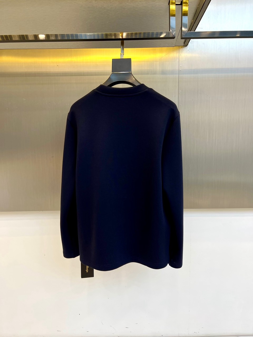 Prad普拉达、2025秋冬新品男士白色长袖T恤，以极简主义美学诠释现代奢华。本品采用320克莫代尔空气