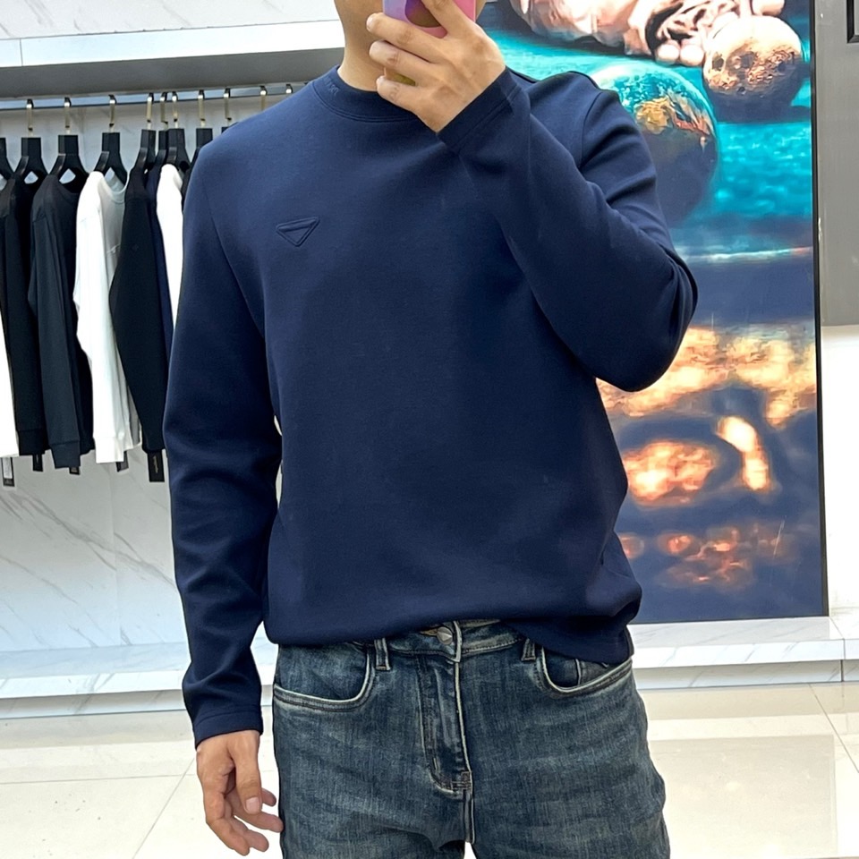 Prad普拉达、2025秋冬新品男士白色长袖T恤，以极简主义美学诠释现代奢华。本品采用320克莫代尔空气