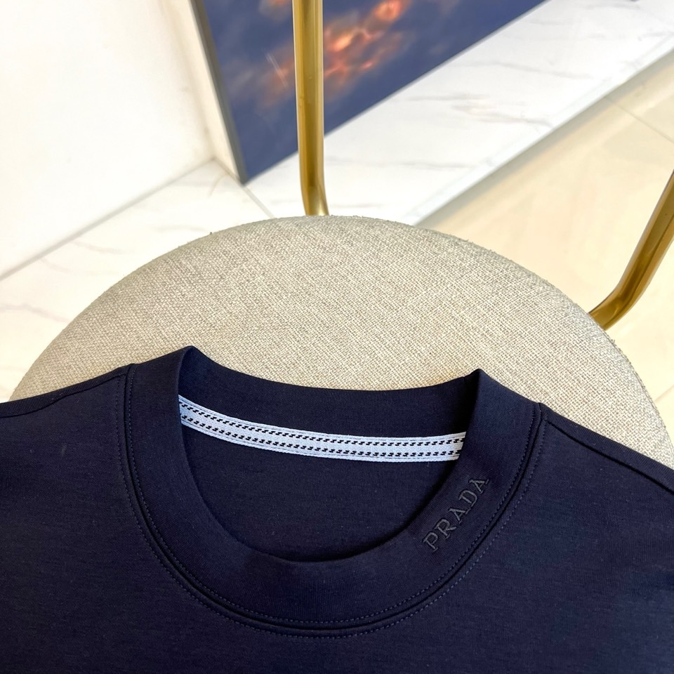 Prad普拉达、2025秋冬新品男士白色长袖T恤，以极简主义美学诠释现代奢华。本品采用320克莫代尔空气