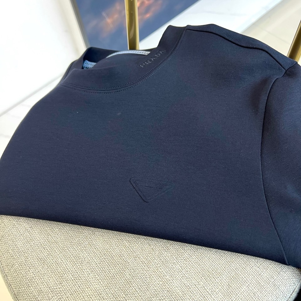 Prad普拉达、2025秋冬新品男士白色长袖T恤，以极简主义美学诠释现代奢华。本品采用320克莫代尔空气