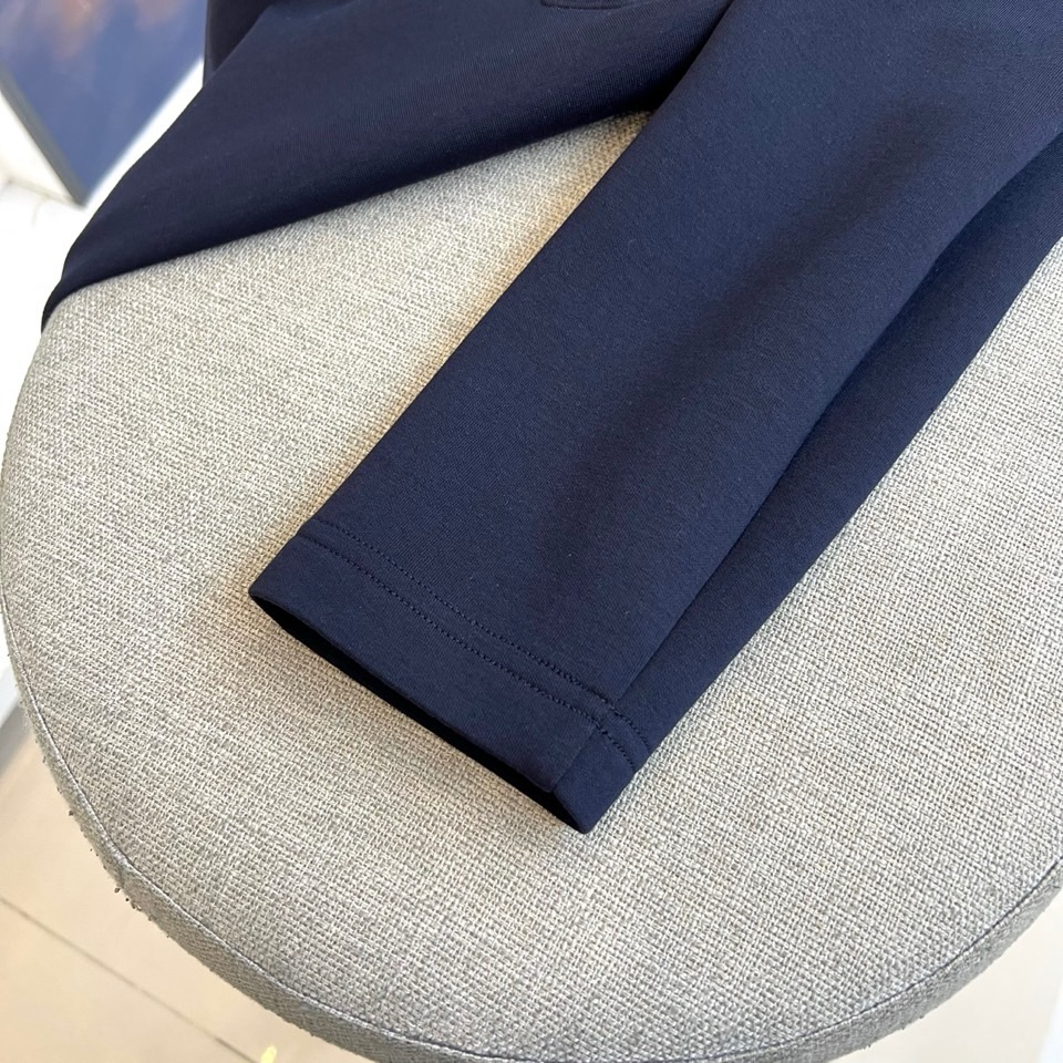 Prad普拉达、2025秋冬新品男士白色长袖T恤，以极简主义美学诠释现代奢华。本品采用320克莫代尔空气