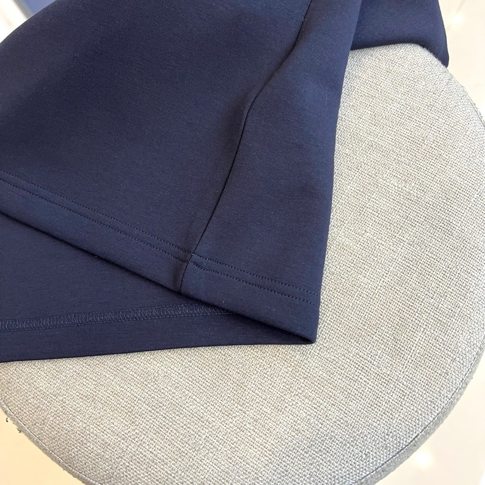 Prad普拉达、2025秋冬新品男士白色长袖T恤，以极简主义美学诠释现代奢华。本品采用320克莫代尔空气