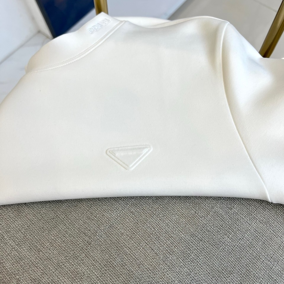 Prad普拉达、2025秋冬新品男士白色长袖T恤，以极简主义美学诠释现代奢华。本品采用320克莫代尔空气