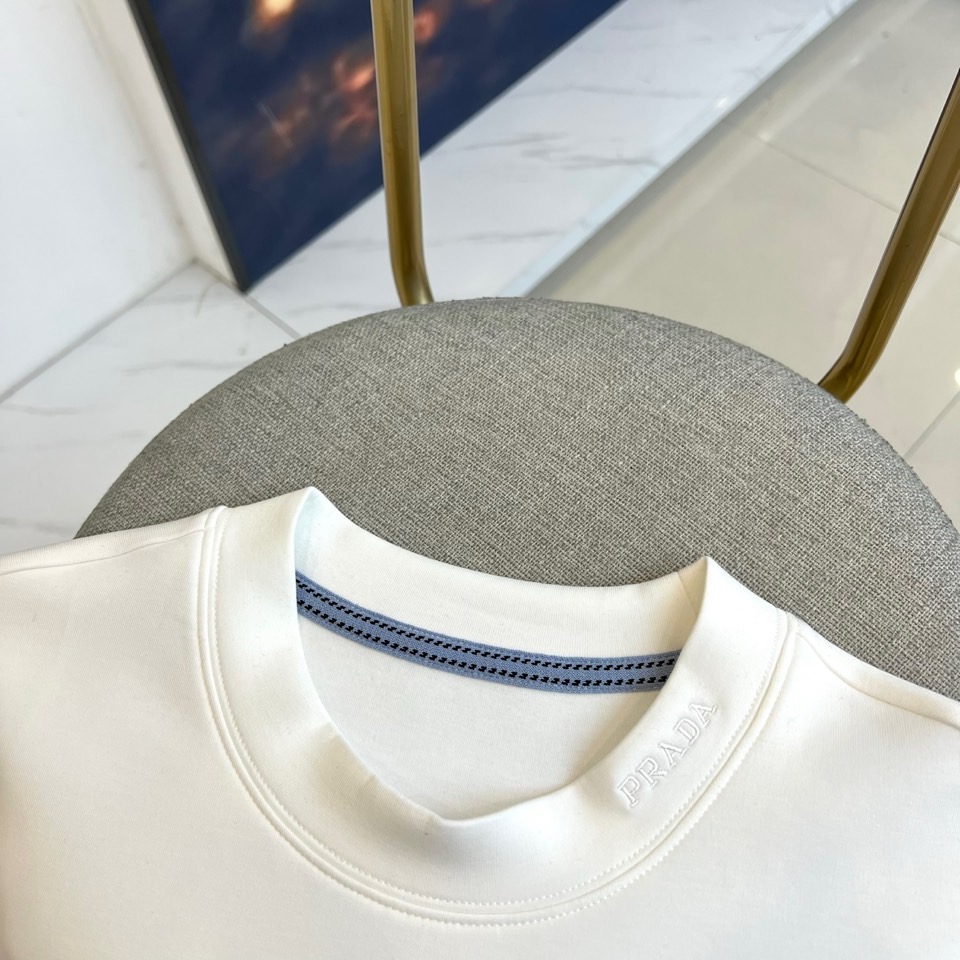 Prad普拉达、2025秋冬新品男士白色长袖T恤，以极简主义美学诠释现代奢华。本品采用320克莫代尔空气