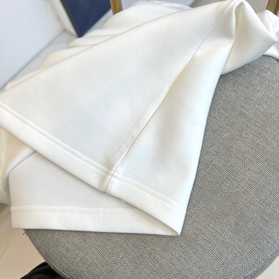 Prad普拉达、2025秋冬新品男士白色长袖T恤，以极简主义美学诠释现代奢华。本品采用320克莫代尔空气