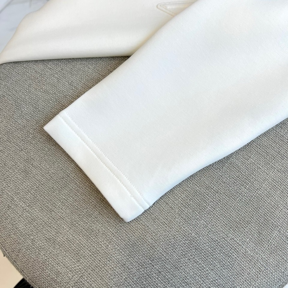 Prad普拉达、2025秋冬新品男士白色长袖T恤，以极简主义美学诠释现代奢华。本品采用320克莫代尔空气