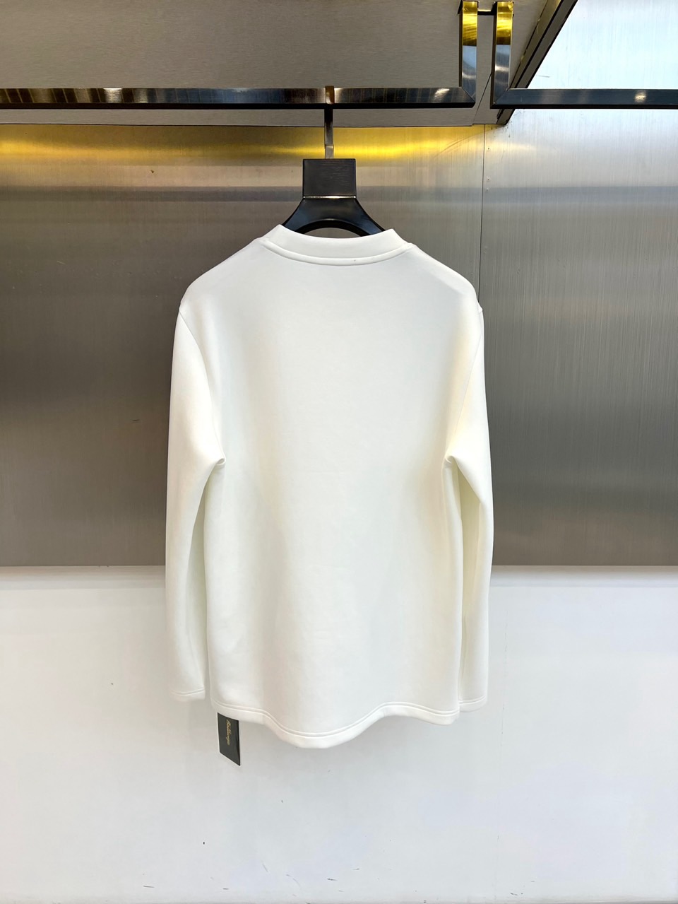 Prad普拉达、2025秋冬新品男士白色长袖T恤，以极简主义美学诠释现代奢华。本品采用320克莫代尔空气