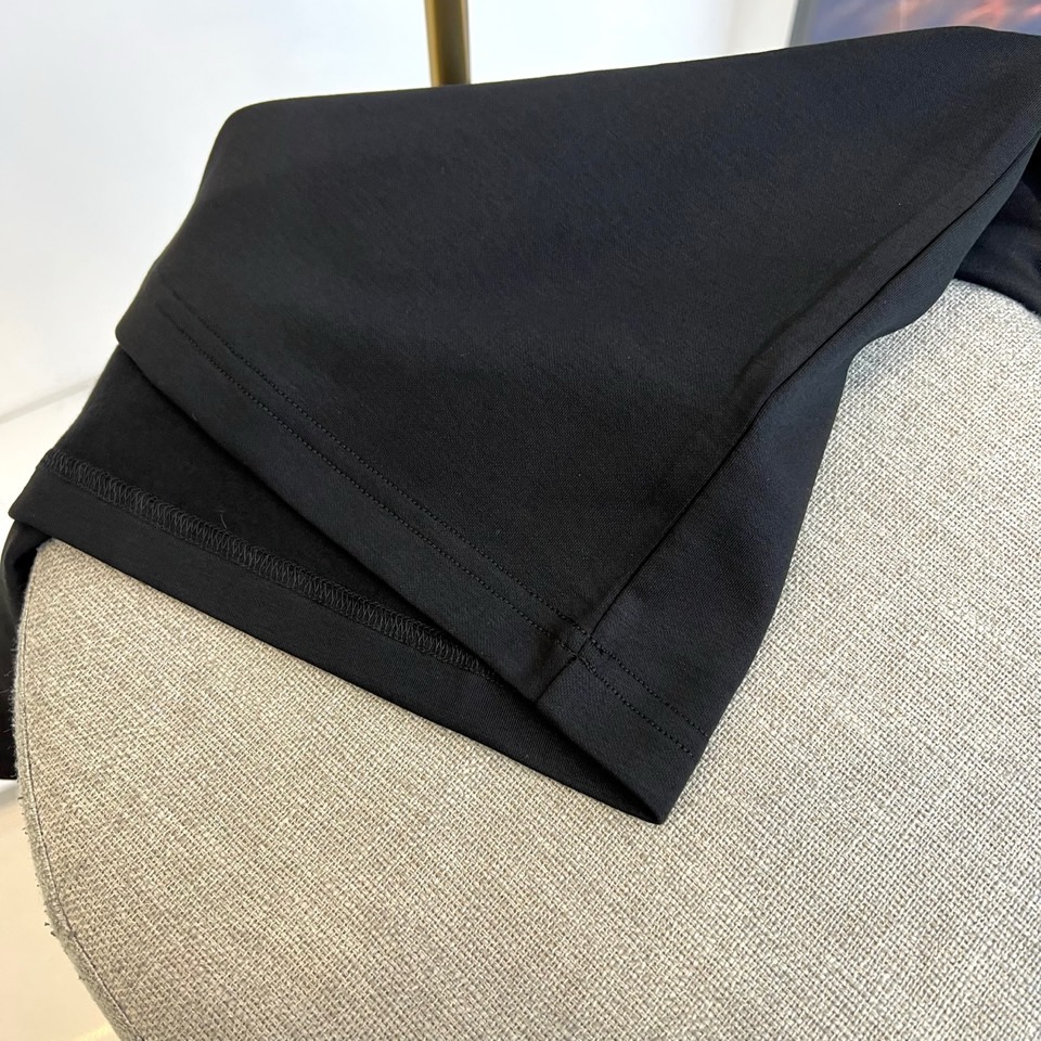 Prad普拉、2025秋冬新品 极简高领长袖羊毛🐑T恤打底衫。这款高领上衣采用立体剪裁设计，简约圆领搭配