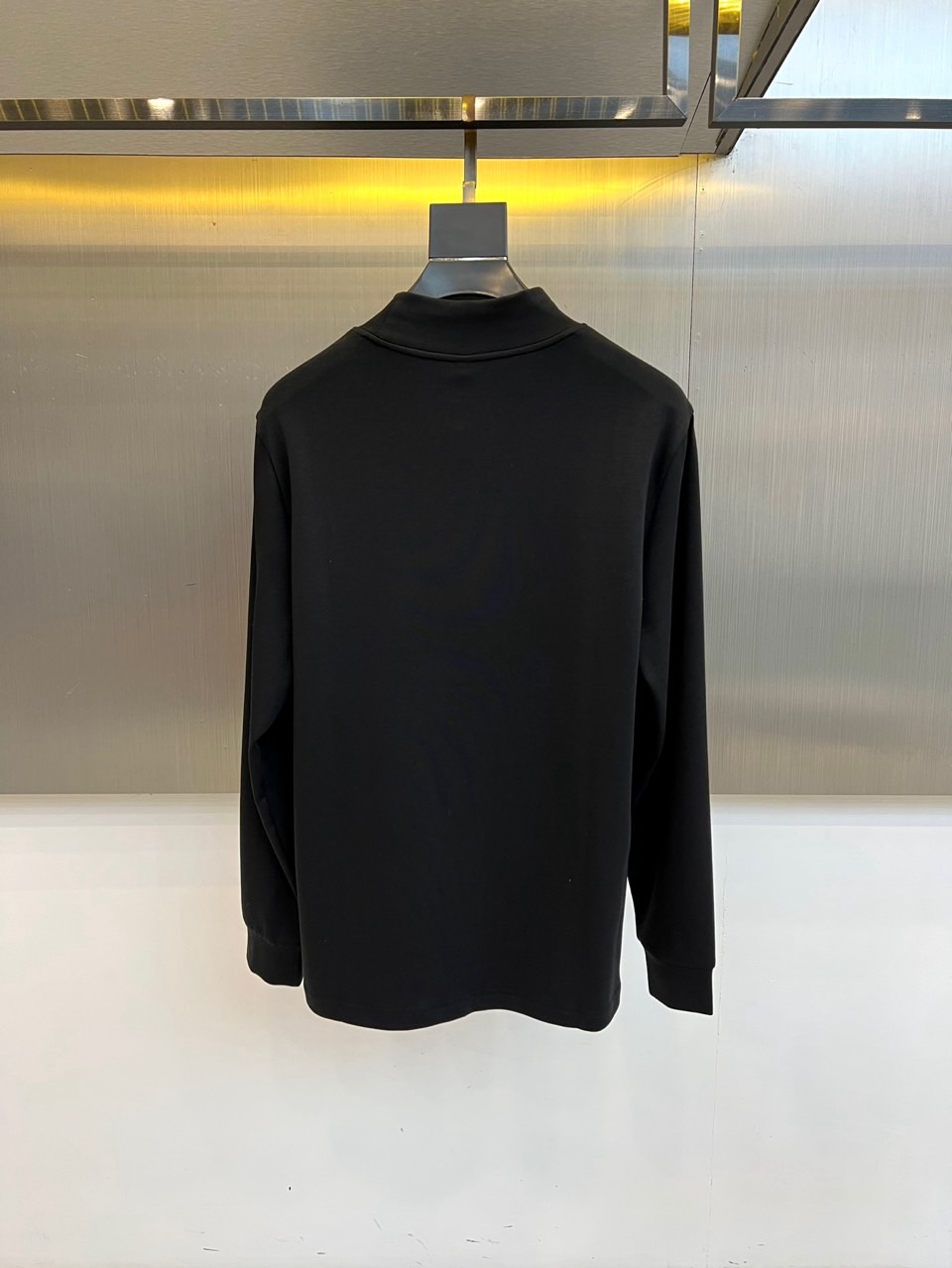 Prad普拉、2025秋冬新品 极简高领长袖羊毛🐑T恤打底衫。这款高领上衣采用立体剪裁设计，简约圆领搭配