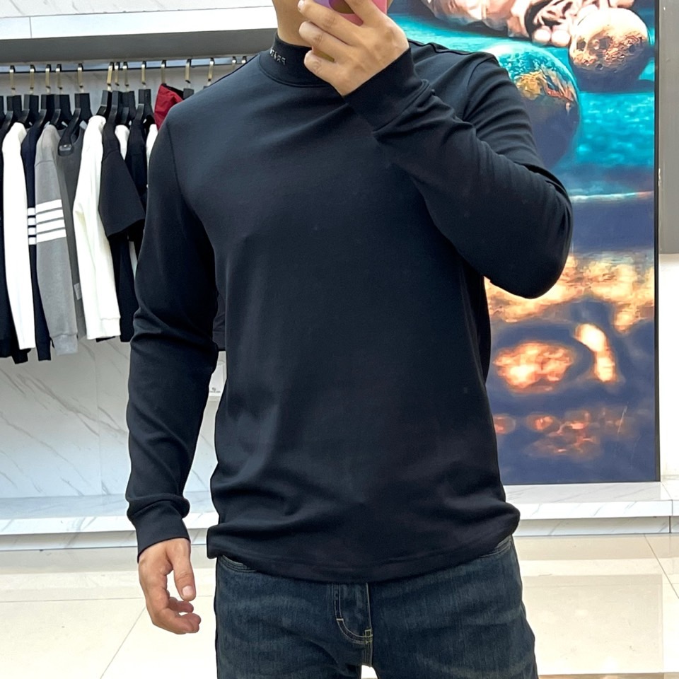 Prad普拉、2025秋冬新品 极简高领长袖羊毛🐑T恤打底衫。这款高领上衣采用立体剪裁设计，简约圆领搭配