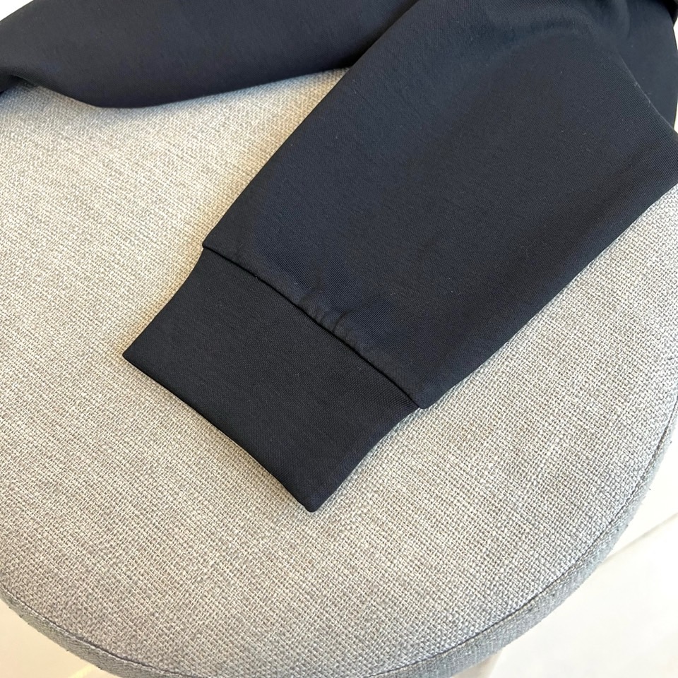 Prad普拉、2025秋冬新品 极简高领长袖羊毛🐑T恤打底衫。这款高领上衣采用立体剪裁设计，简约圆领搭配