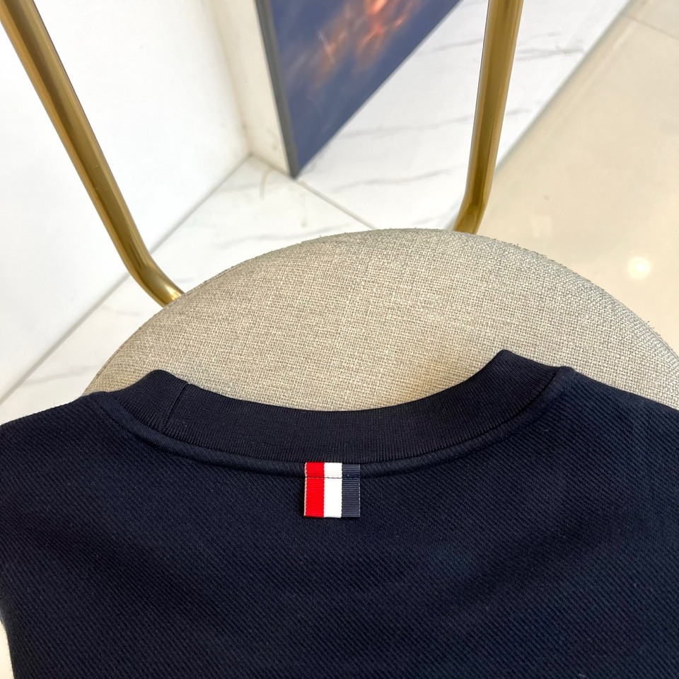 TB汤姆布朗、2025秋冬新品圆领卫衣，这款卫衣采用宽松休闲版型设计，左袖装饰四道白色条纹打造运动风尚。