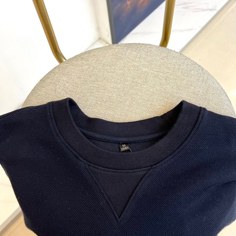 TB汤姆布朗、2025秋冬新品圆领卫衣，这款卫衣采用宽松休闲版型设计，左袖装饰四道白色条纹打造运动风尚。