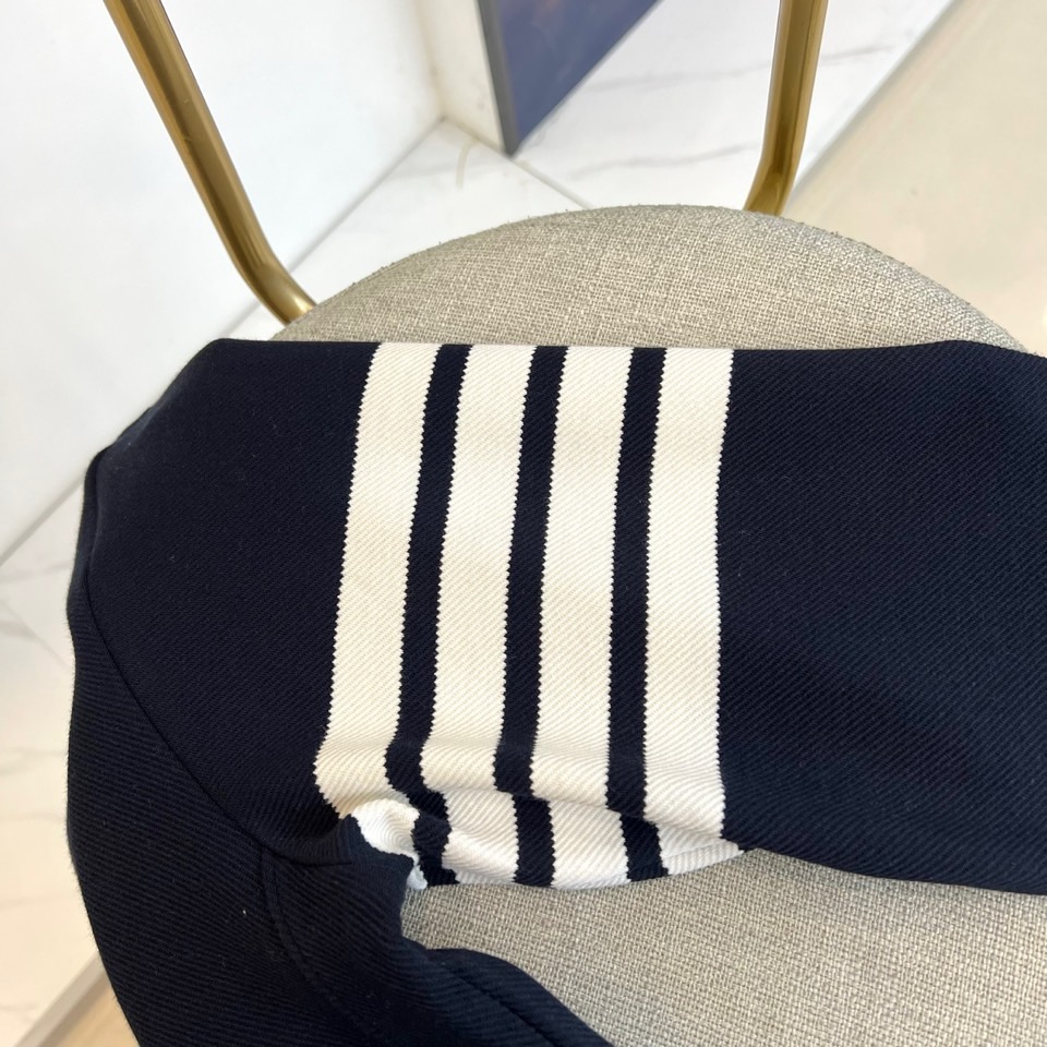 TB汤姆布朗、2025秋冬新品圆领卫衣，这款卫衣采用宽松休闲版型设计，左袖装饰四道白色条纹打造运动风尚。