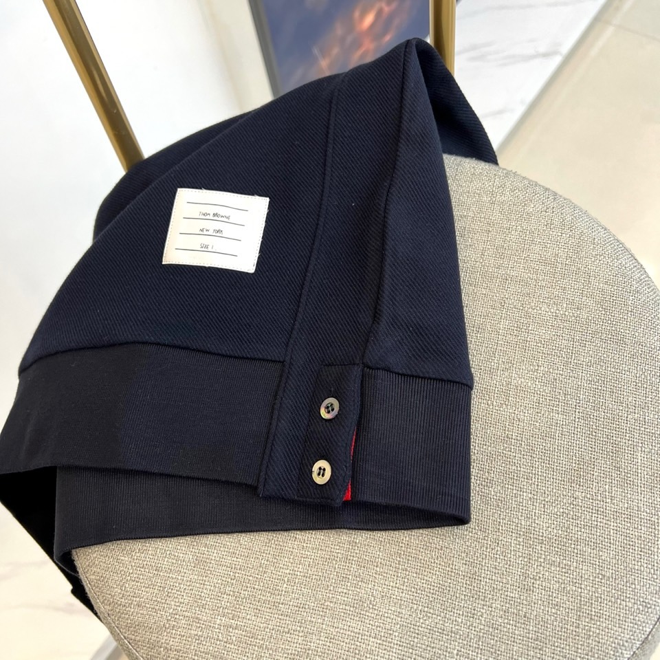 TB汤姆布朗、2025秋冬新品圆领卫衣，这款卫衣采用宽松休闲版型设计，左袖装饰四道白色条纹打造运动风尚。