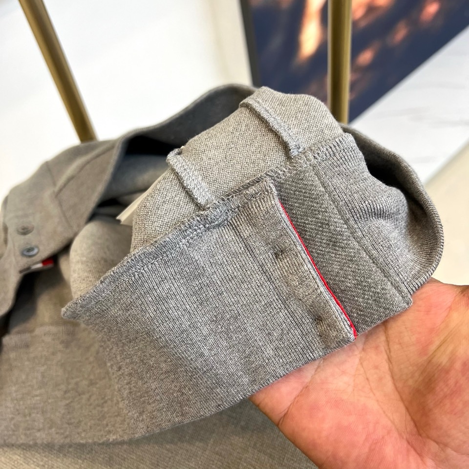 TB汤姆布朗、2025秋冬新品圆领卫衣，这款卫衣采用宽松休闲版型设计，左袖装饰四道白色条纹打造运动风尚。