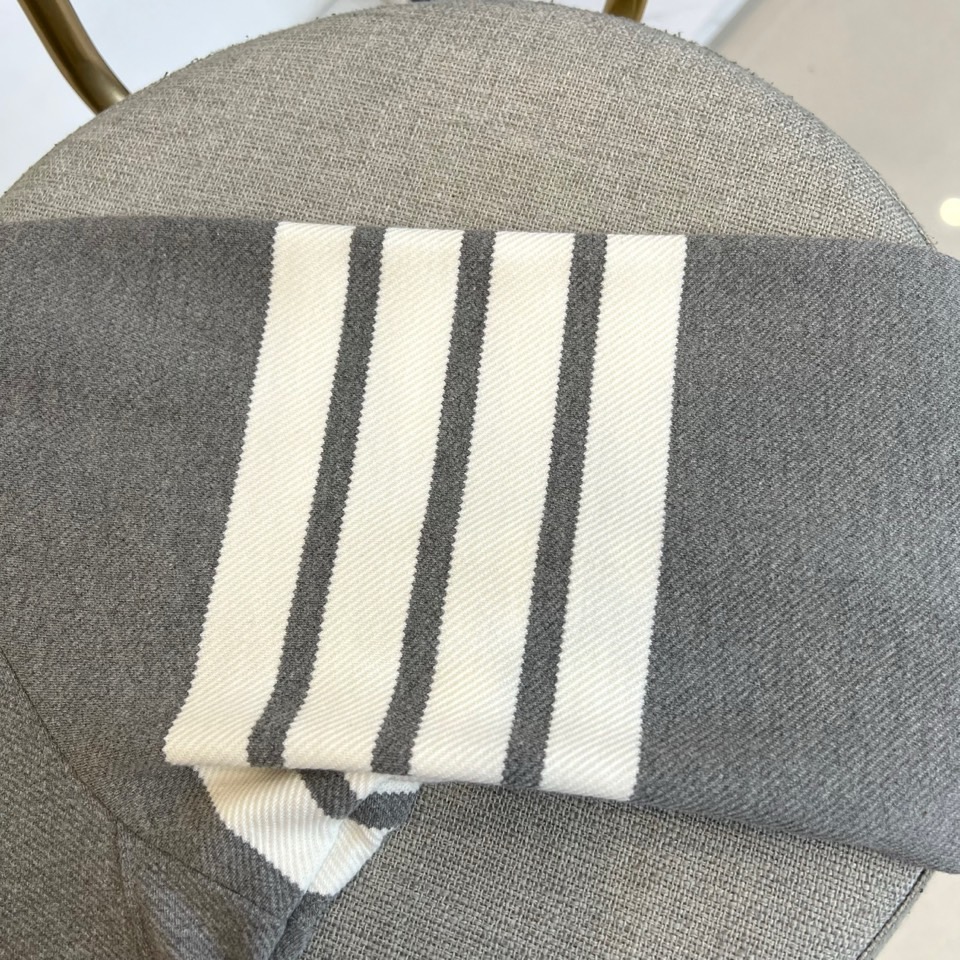 TB汤姆布朗、2025秋冬新品圆领卫衣，这款卫衣采用宽松休闲版型设计，左袖装饰四道白色条纹打造运动风尚。