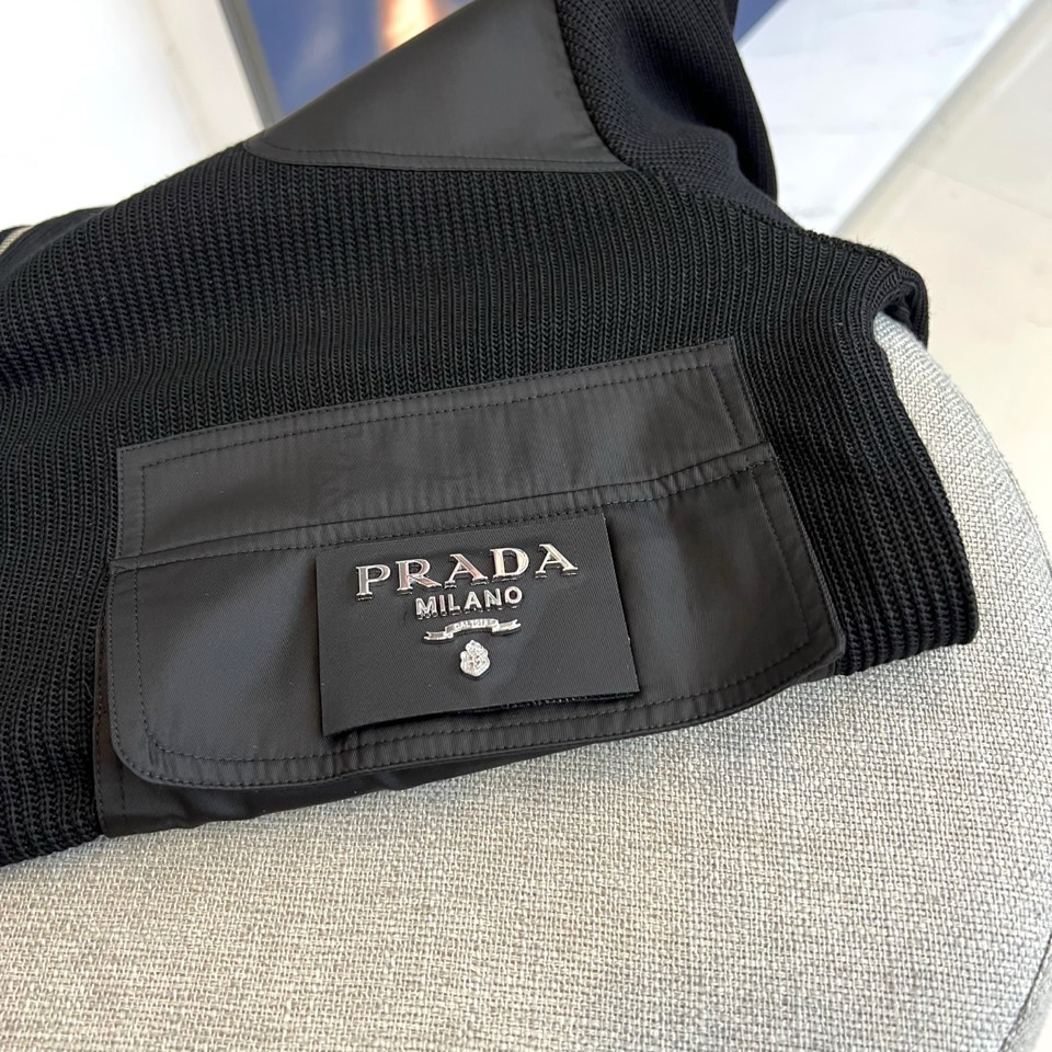 Prad普拉、2025秋冬新品 男士PRADA立领针织卫衣，这款黑色卫衣采用立领半拉链设计，肩部创新运用