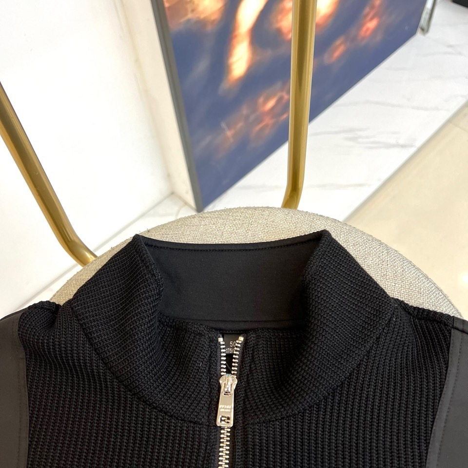 Prad普拉、2025秋冬新品 男士PRADA立领针织卫衣，这款黑色卫衣采用立领半拉链设计，肩部创新运用