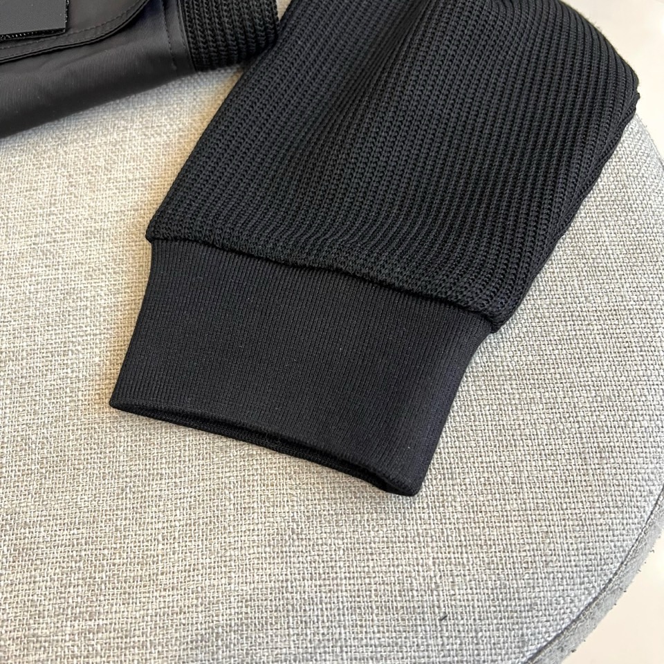 Prad普拉、2025秋冬新品 男士PRADA立领针织卫衣，这款黑色卫衣采用立领半拉链设计，肩部创新运用