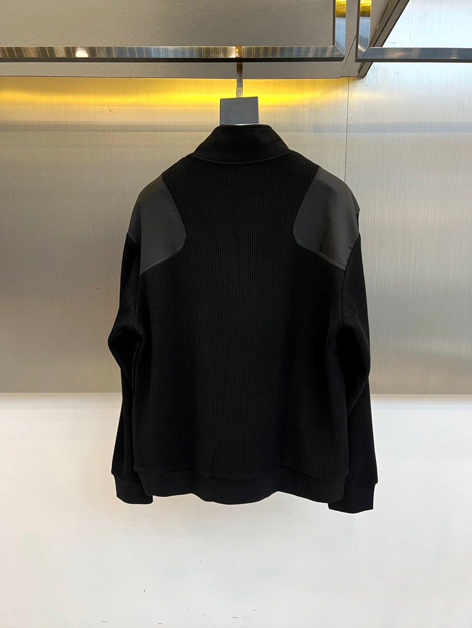 Prad普拉、2025秋冬新品 男士PRADA立领针织卫衣，这款黑色卫衣采用立领半拉链设计，肩部创新运用